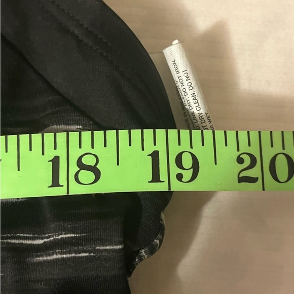 Nike Black and White Sports Top with Built in Bra, size XL - Picture 8 of 9